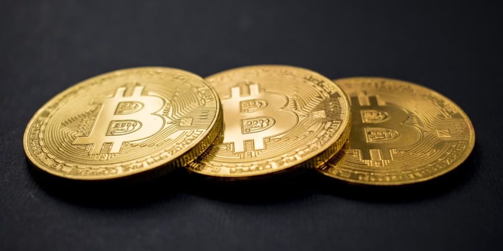 Bitcoin logo in table