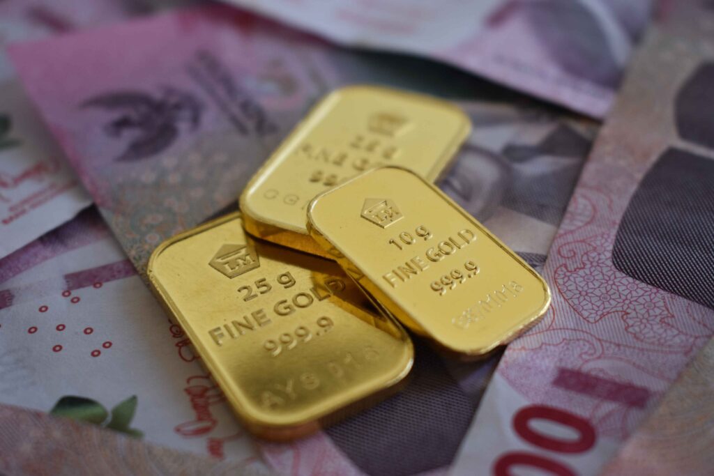 Gold buying with gold bars placed over currency notes, highlighting Central bank gold demand, US dollar weakness, Gold Demand, and Dollar purchasing power.