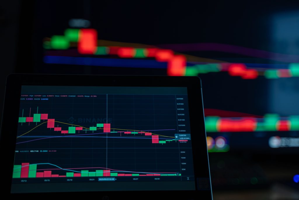 Bitcoin price chart shows market volatility as ETF Outflows rise, Bitcoin bull score falls, the Clarity Act stalls, and a Fed rate hike adds pressure.