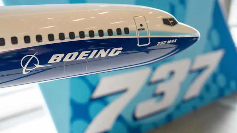 Boeing toy plane